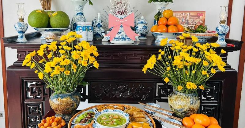Mâm ngũ quả miền Bắc được đặt trang trọng trên bàn thờ gia tiên ngày Tết, thể hiện sự kết nối tâm linh và lòng thành kính.